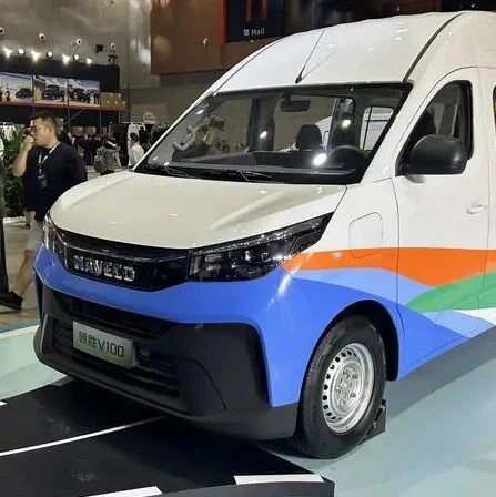 10.68万起，搭同级唯一前排合规真3座，轻型纯电客车，NAVECO领胜V100上市！