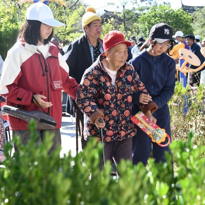 【网络中国节•重阳】歌声舞步暖重阳 巍山县文华中学少年把欢声笑语送进老人心坎 【网络中国节•重阳】歌声舞步暖重阳 巍山县文华中学少年把欢声笑语送进老人心坎
