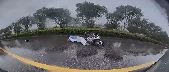 南通雨天突发！老人带车摔倒，紧要关头……