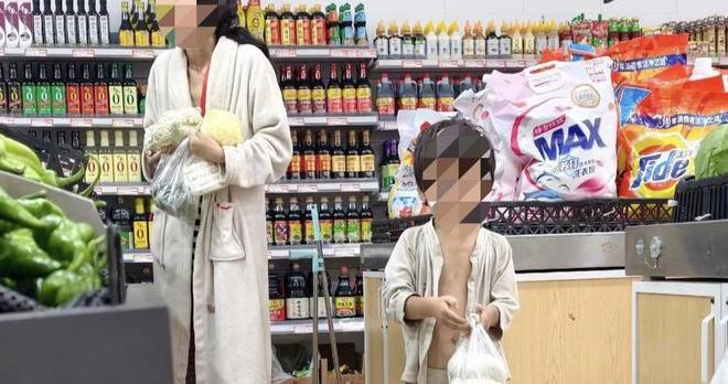 母子衣衫不整街头游荡!当地多部门介入 母子衣衫不整街头游荡!当地多部门介入
