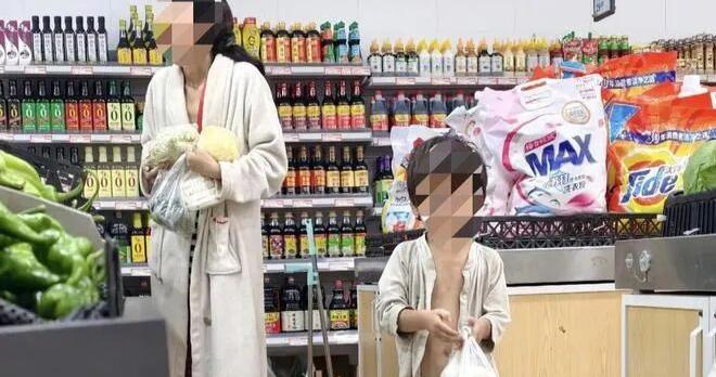 官方回应“男孩衣衫不整跟随母亲游荡”:有关部门已成立工作专班 官方回应“男孩衣衫不整跟随母亲游荡”:有关部门已成立工作专班