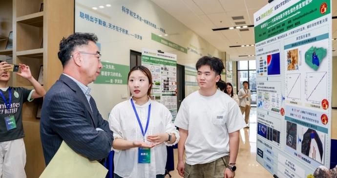 机器人“闻”出污染、微生物降解抗生素,全国大学生绿色低碳创新赛在沪决胜 机器人“闻”出污染、微生物降解抗生素,全国大学生绿色低碳创新赛在沪决胜