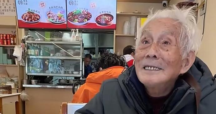 94岁爷爷独自乘43小时火车到西藏旅游!毕业于上海交大!本人回应来了! 94岁爷爷独自乘43小时火车到西藏旅游!毕业于上海交大!本人回应来了!