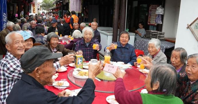 沪浙交界处,一场别开生面的“长街宴”开席,两地300多位老人相聚庆重阳 沪浙交界处,一场别开生面的“长街宴”开席,两地300多位老人相聚庆重阳