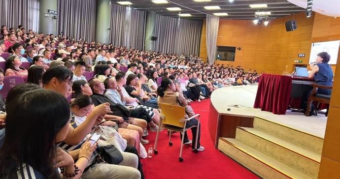 暖心!听障学生也想学AI,开大课堂为他配了专属手语“同传” 暖心!听障学生也想学AI,开大课堂为他配了专属手语“同传”