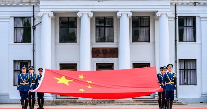 来自天安门的国旗现身普陀校区,华东师大建校75周年升旗仪式举行 来自天安门的国旗现身普陀校区,华东师大建校75周年升旗仪式举行