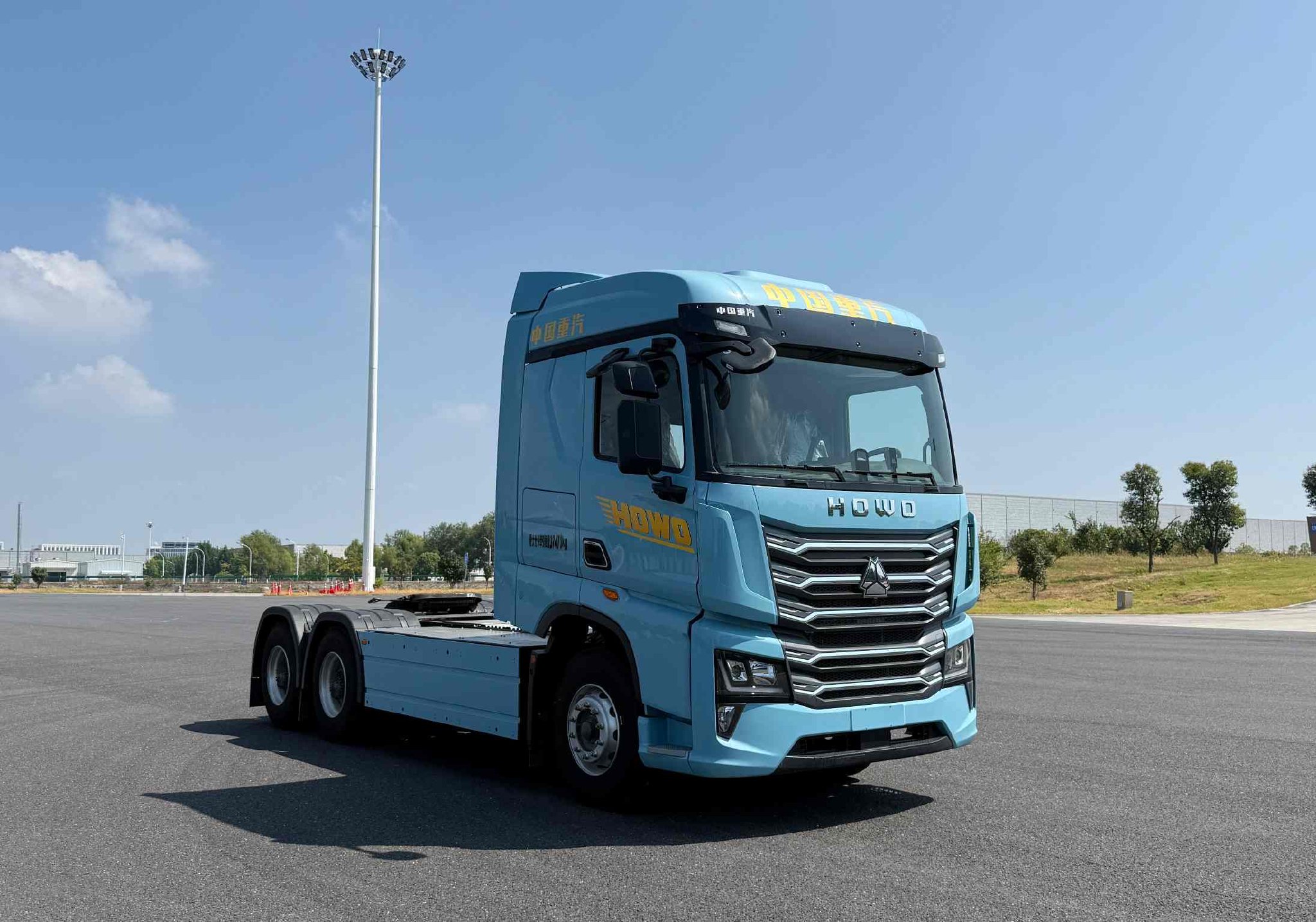 重汽豪沃纯电牵引车申报：双电机275kW 能否领跑干线运输