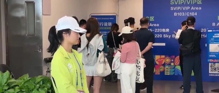 从球员接驳到观众指引,586名志愿者为赛事护航!武网不止有顶级对决,还有一群最动人的“幕后英雄” 从球员接驳到观众指引,586名志愿者为赛事护航!武网不止有顶级对决,还有一群最动人的“幕后英雄”