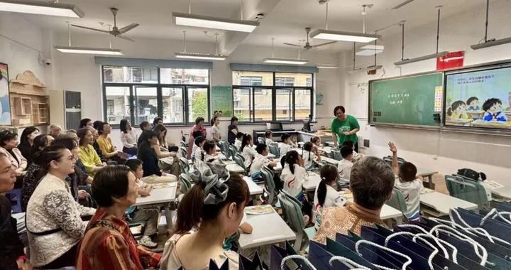 一份“特别重阳礼”:今天,黄浦这所小学的校门向祖辈打开 一份“特别重阳礼”:今天,黄浦这所小学的校门向祖辈打开