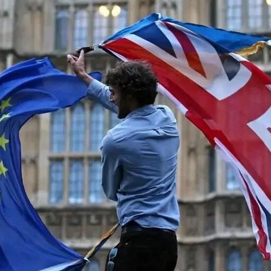 脱欧十年,英国开始后悔了,但回头路并不好走 脱欧十年,英国开始后悔了,但回头路并不好走