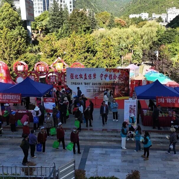 巧手传温情 银龄献匠心——兰坪县民政局举办老年人手工作品爱心义卖活动