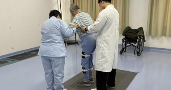 86岁老人重新站立行走背后,上海医院部署AI智能体赋能养老新模式 86岁老人重新站立行走背后,上海医院部署AI智能体赋能养老新模式