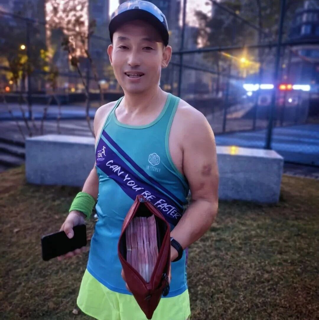 杭州男子一早出门跑步捡到个红色钱包，里面竟有5万元现金和一张小纸条，失主：本想把钱存到银行，丢了都没有察觉