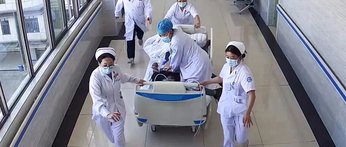 【我为群众办实事】飞奔!飞奔!“小推车”上“抢”生命 【我为群众办实事】飞奔!飞奔!“小推车”上“抢”生命