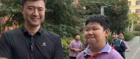 河南新乡男孩撞倒摩托车扶27次，车主免赔偿并送来三套六年级试卷，孩子妈妈承诺会监督完成试卷，车主：鼓励孩子考上清华