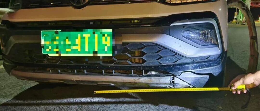 云凤高速一路面遗落轮胎外皮,致多车受损…… 云凤高速一路面遗落轮胎外皮,致多车受损……