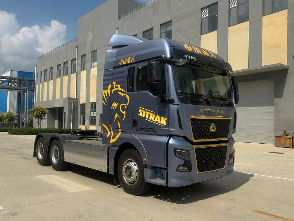 重汽汕德卡纯电牵引新车申报：双电机275kW 能否领跑干线物流电动化？