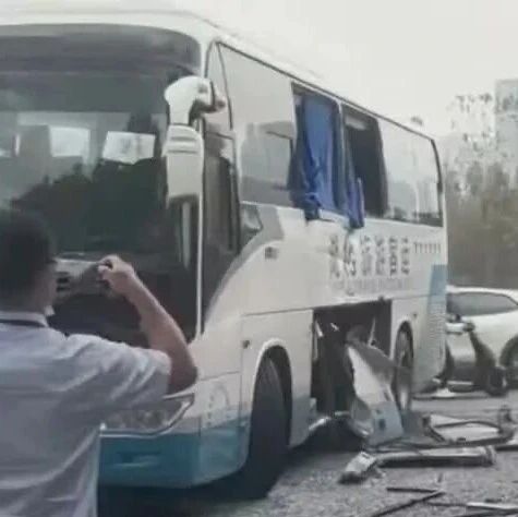 湖北孝感一辆半挂车与旅游大巴相撞,玻璃碎落一地,目击者:所幸大巴车上没有游客,仅两车受损,两名司机身体均无大碍 湖北孝感一辆半挂车与旅游大巴相撞,玻璃碎落一地,目击者:所幸大巴车上没有游客,仅两车受损,两名司机身体均无大碍