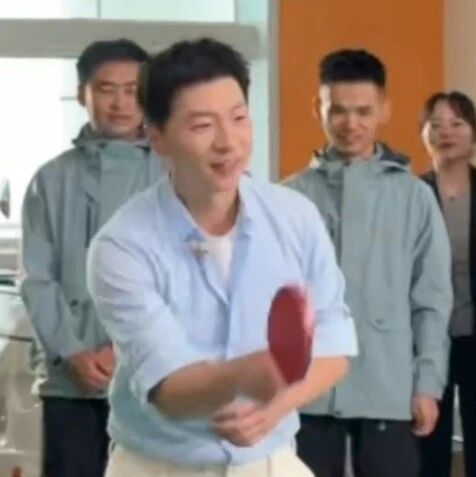 网友偶遇马龙与三位民间乒乓爱好者打球,上演11分制1V3车轮战,马龙用各种小道具当球拍也丝毫不影响发挥 网友偶遇马龙与三位民间乒乓爱好者打球,上演11分制1V3车轮战,马龙用各种小道具当球拍也丝毫不影响发挥