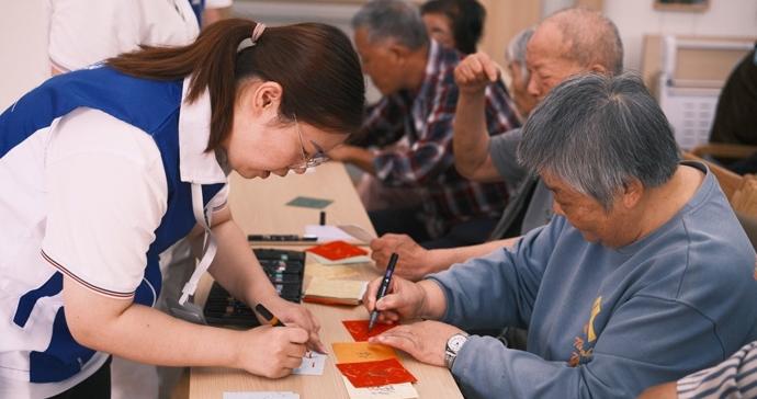 热闹又温馨,重阳主题游园会把关怀送到长者身边 热闹又温馨,重阳主题游园会把关怀送到长者身边