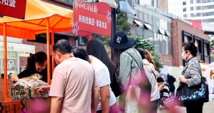 把涉老法治保障送到社区家门口,意定监护咨询服务点开进黄金商圈 把涉老法治保障送到社区家门口,意定监护咨询服务点开进黄金商圈