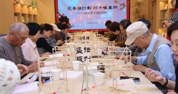 围坐聊家风,动手做手作,金山朱泾老人重阳过得有滋味 围坐聊家风,动手做手作,金山朱泾老人重阳过得有滋味