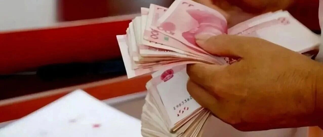 母亲将大一儿子生活费降至2000元，儿子：不够花！网友热议