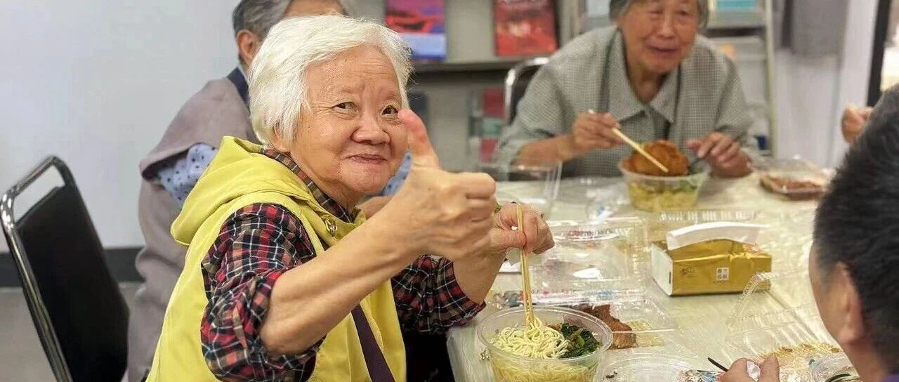“这面条真香,吃在嘴里,暖在心里!” “这面条真香,吃在嘴里,暖在心里!”