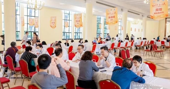 重阳节华东医院36学科百余专家为市民义诊 重阳节华东医院36学科百余专家为市民义诊