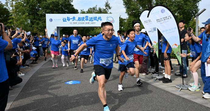 与视障者同行,一根陪跑绳诠释“爱与陪伴”…… 与视障者同行,一根陪跑绳诠释“爱与陪伴”……