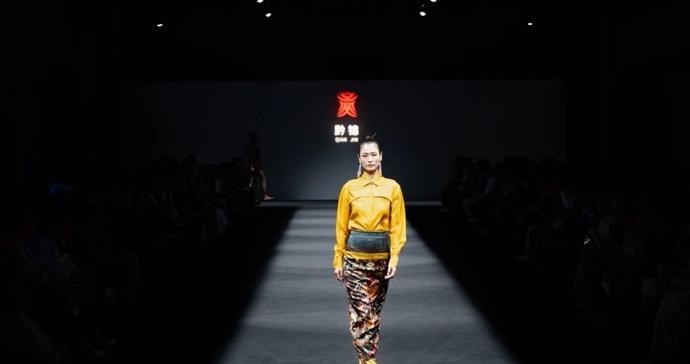 上海时装周上新中式矩阵持续壮大:东方美学跳出符号,走向产业与生活 上海时装周上新中式矩阵持续壮大:东方美学跳出符号,走向产业与生活