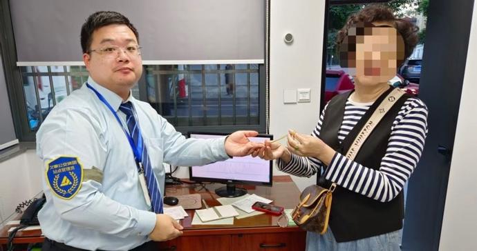 闷热脱衣服落下32克金项链 公交师傅“一乘一检”物归原主