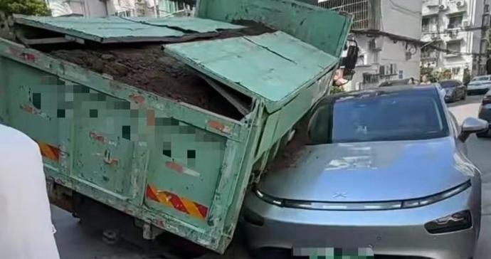 小区内路面塌陷造成两车碰撞