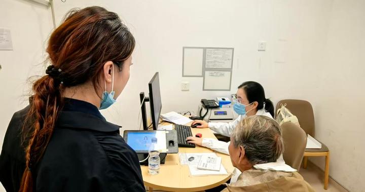 独居老人摔倒后，社区干部这波操作被点赞