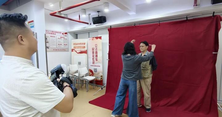 这个敬老月，TA们为330户高龄老人拍下人生写真