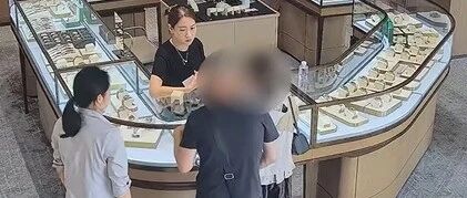 一对夫妻花67.3万买两块劳力士,不挑选也不试戴,店员劝了2小时后报警,民警上门时两人正打包寄出 一对夫妻花67.3万买两块劳力士,不挑选也不试戴,店员劝了2小时后报警,民警上门时两人正打包寄出