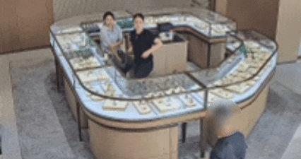 夫妻花67.3万元买两块劳力士,不挑选也不试戴,店员劝了2小时后报警 夫妻花67.3万元买两块劳力士,不挑选也不试戴,店员劝了2小时后报警