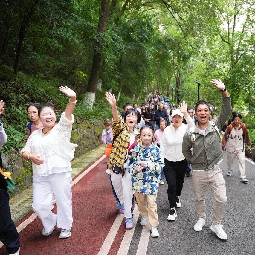 重阳踏秋健步行 全民健身暖桑榆 重阳踏秋健步行 全民健身暖桑榆