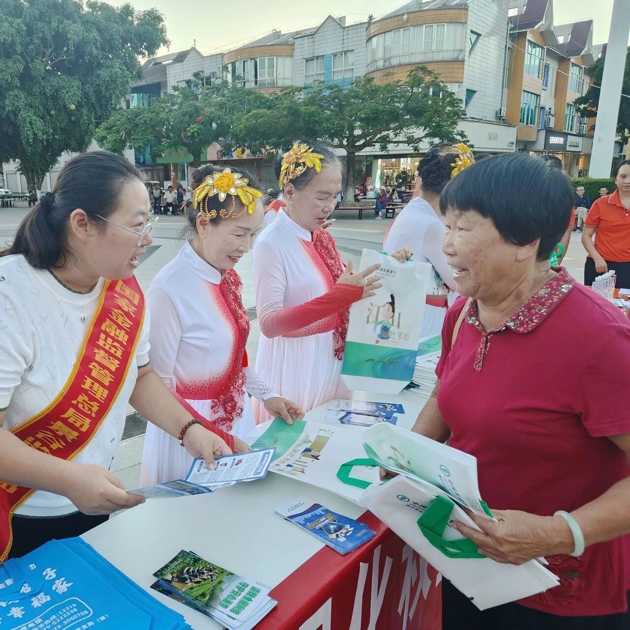 【银龄守护 金融暖心行】景谷：重阳文艺汇演搭台 金融宣教守护银龄“钱袋子”