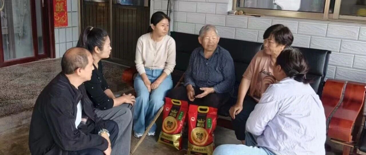 米油送祝福 义诊护健康!青华社区这场重阳敬老活动满是温情 米油送祝福 义诊护健康!青华社区这场重阳敬老活动满是温情