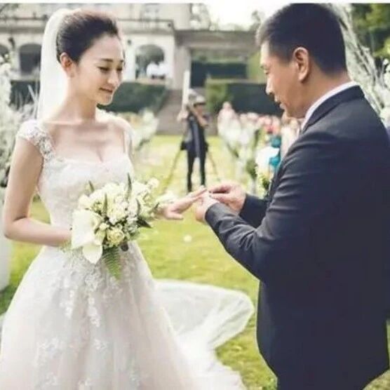 演员李小冉发文称与制片人徐佳宁去年已离婚：互不牵扯，互不打扰，祝各自安好