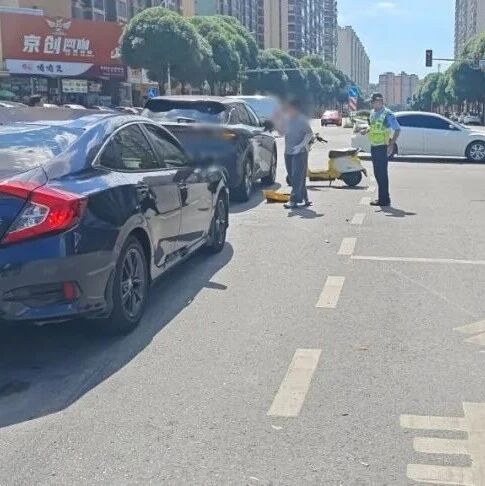 路口抢行闯红灯,三车受损两人受伤 路口抢行闯红灯,三车受损两人受伤