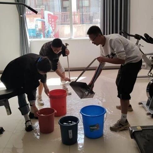危急关头显担当——贵德两名高中生果断处置驿站漏水险情 危急关头显担当——贵德两名高中生果断处置驿站漏水险情