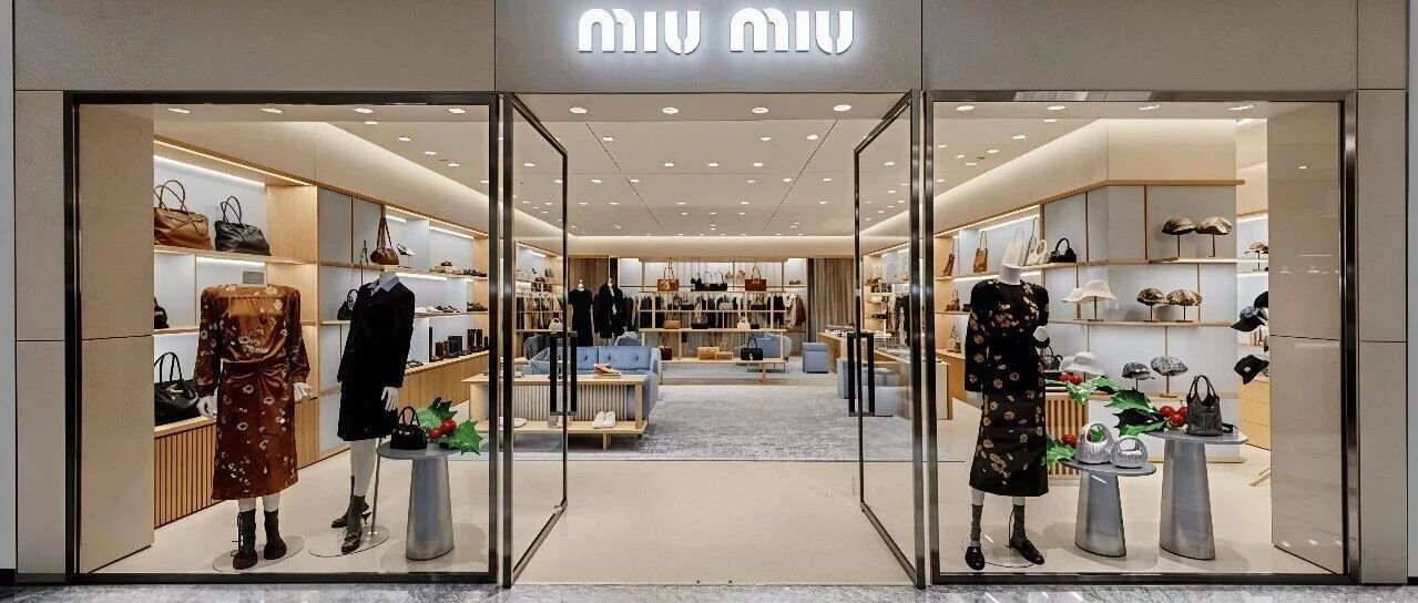 狂揽7.63亿欧!富家千金标配“Miu Miu”靠联名鞋,拿捏一众贵妇 狂揽7.63亿欧!富家千金标配“Miu Miu”靠联名鞋,拿捏一众贵妇
