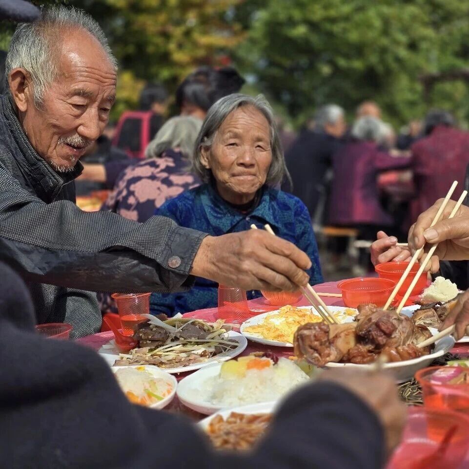 纸房镇：孝老敬亲聚温情 志愿服务暖桑榆