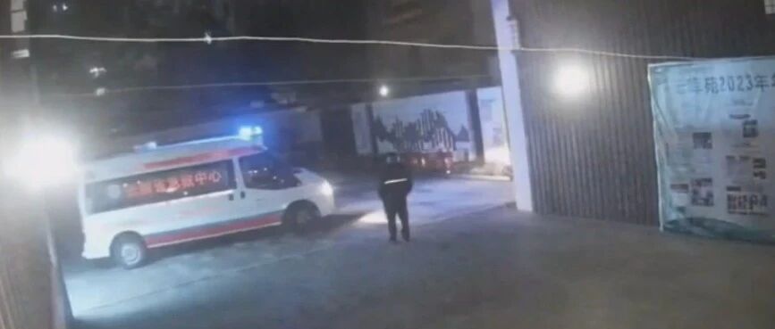 保安夜班轮岗时，赤身裸体晕倒在宿舍卫生间，送医后死亡！家属诉请认定工伤，法院驳回