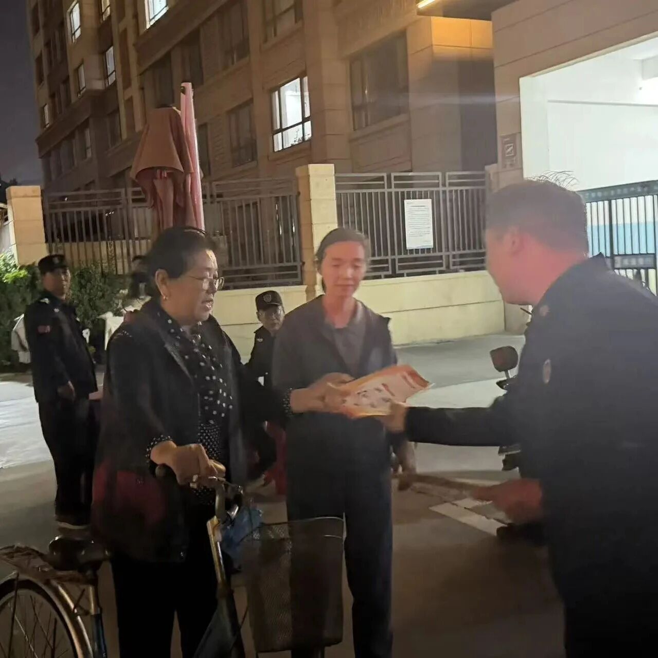 华龙区消防救援局组织开展夜间消防安全宣传活动
