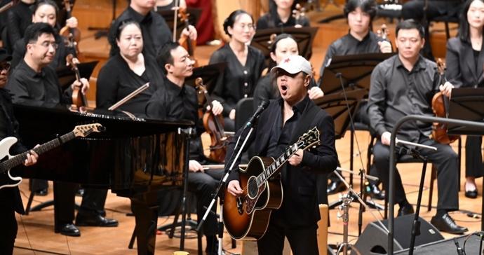 65岁崔健登台北京国际音乐节,全场合唱《新长征路上的摇滚》 65岁崔健登台北京国际音乐节,全场合唱《新长征路上的摇滚》