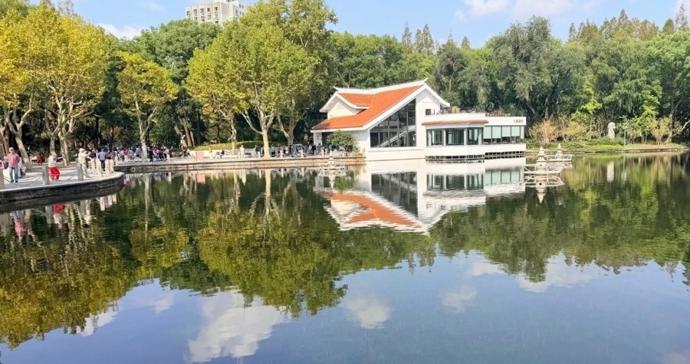去公园喝茶翻书，文旅新景观能否撬动书业新支点｜文汇·文化视点