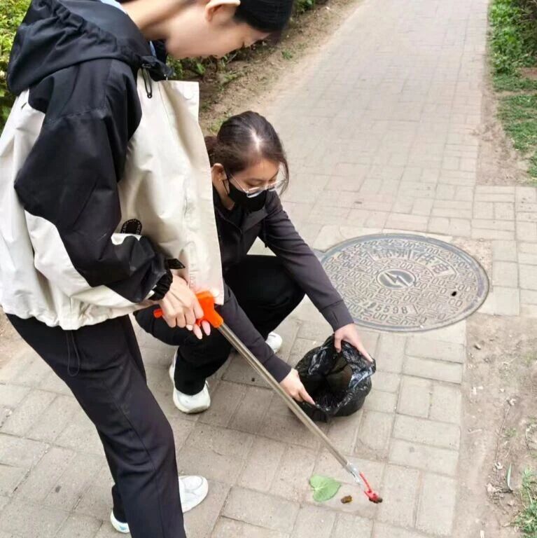 【文明实践在古塔】敬业街道万成社区 | 开展宠物粪便专项清理 优化小区居住环境